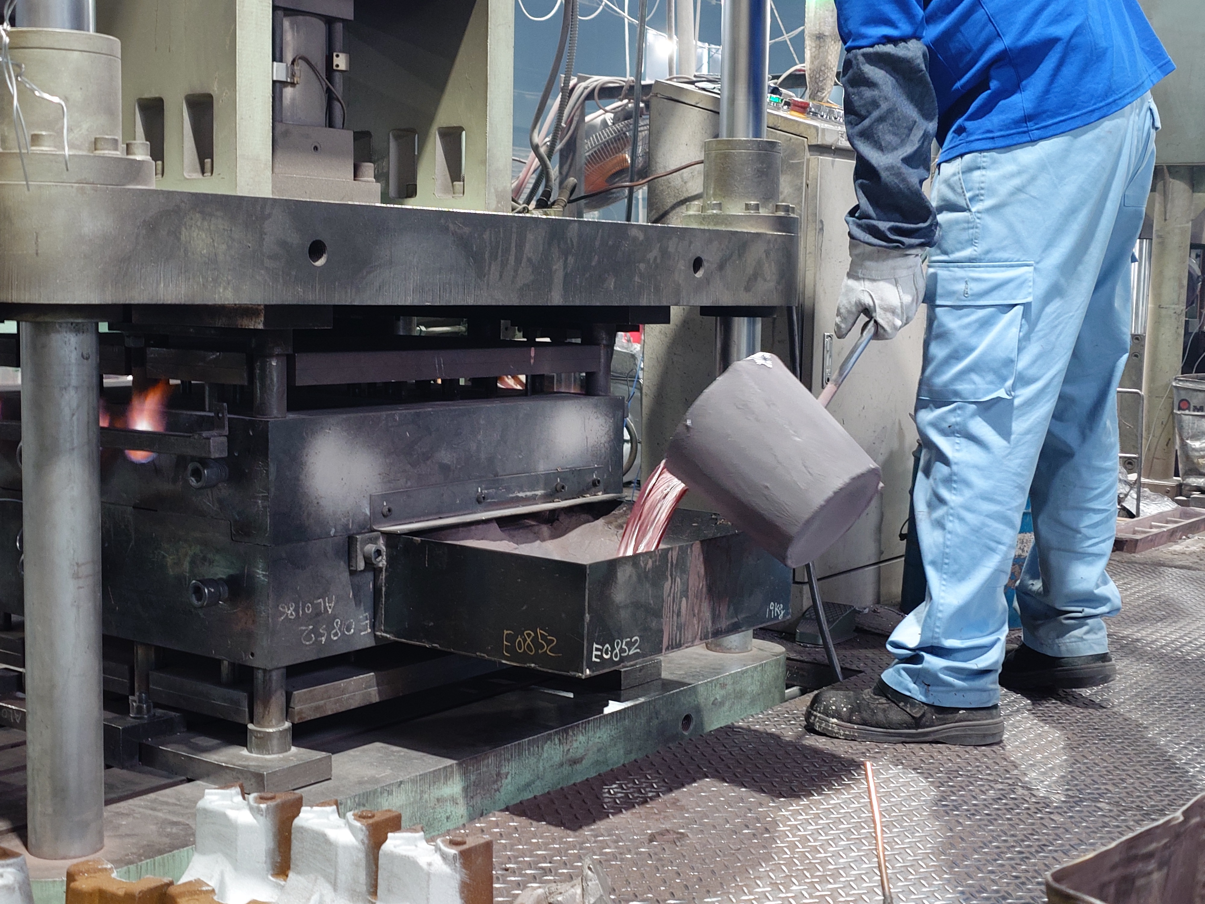 鋳造現場の様子